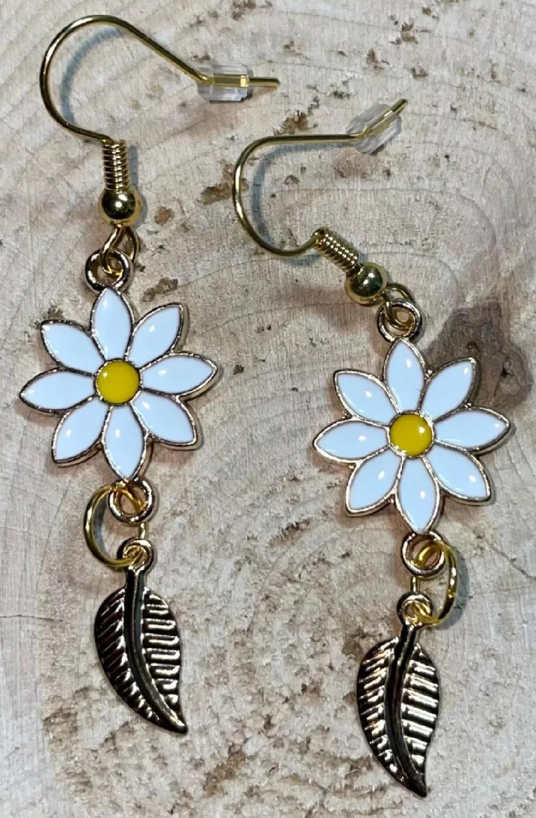 NEW Sweetest Enamel Daisy & Gold Tone Leaf Dangle Drop Earrings
