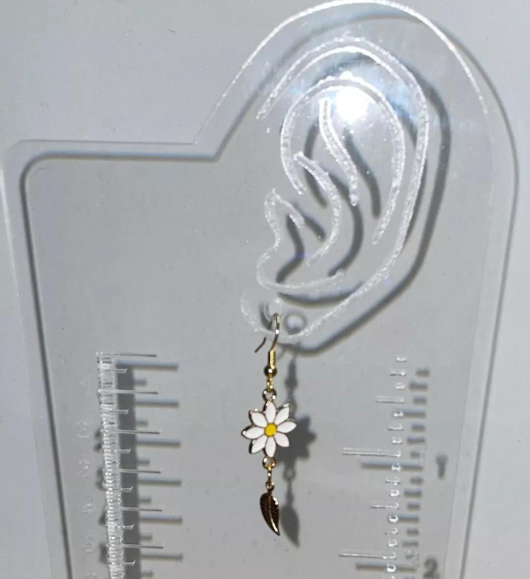 NEW Sweetest Enamel Daisy & Gold Tone Leaf Dangle Drop Earrings