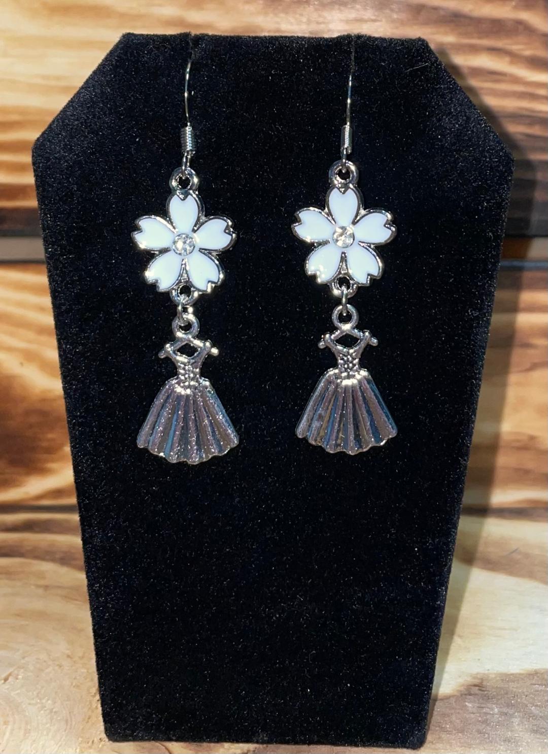 NEW Silver Tone Dress Gown White Flower Dangle Drop Earrings