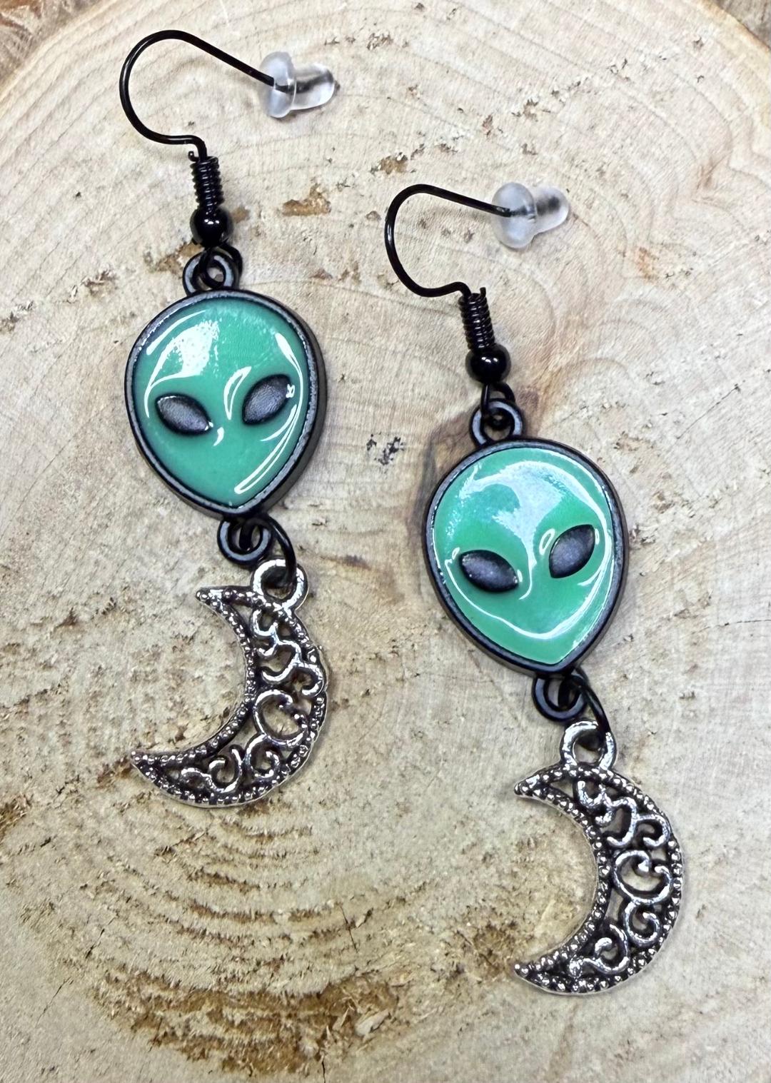 NEW Green Alien Face Earrings w/ Filigree Crescent Moon