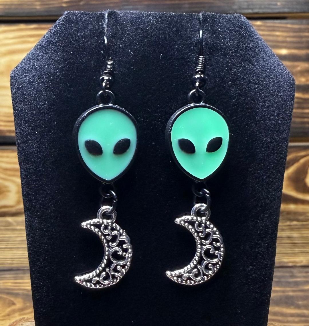NEW Green Alien Face Earrings w/ Filigree Crescent Moon