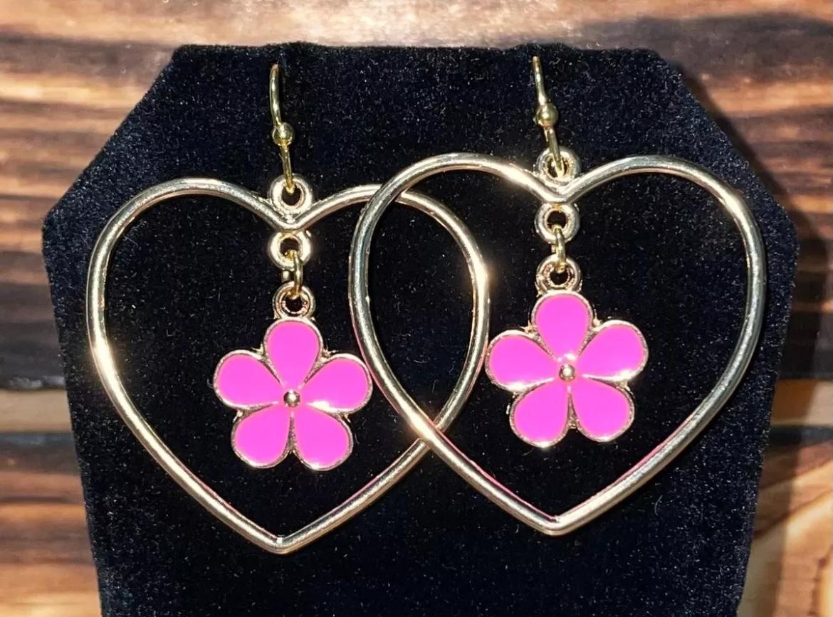 NEW Sweet Heart Shaped Gold Tone Dangle Earrings with Pink Hippie Flower