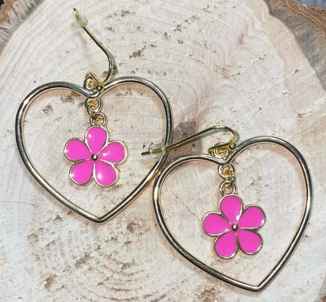 NEW Sweet Heart Shaped Gold Tone Dangle Earrings with Pink Hippie Flower