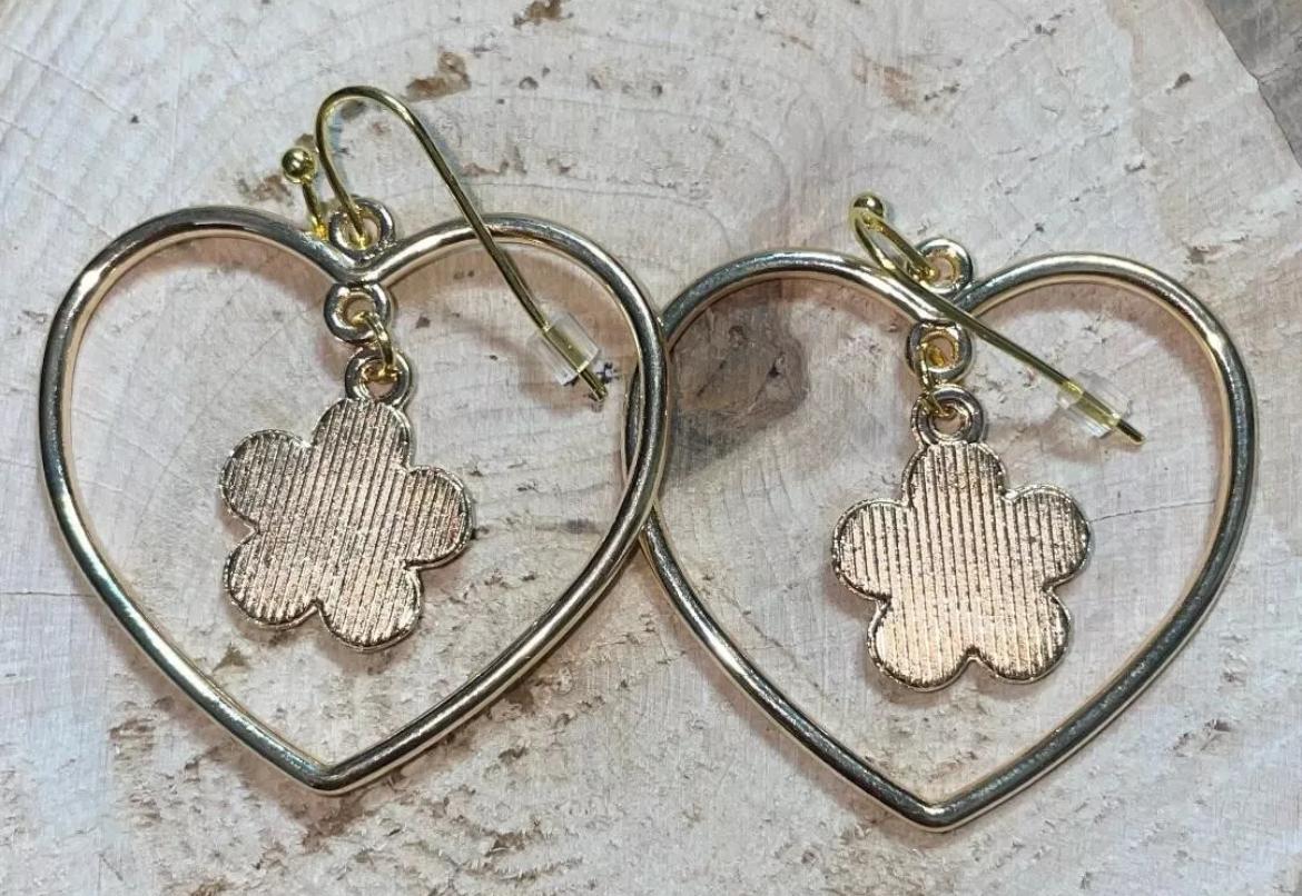 NEW Sweet Heart Shaped Gold Tone Dangle Earrings with Pink Hippie Flower