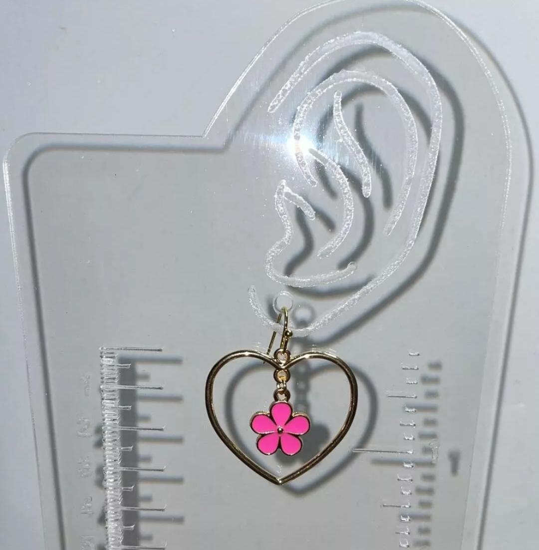 NEW Sweet Heart Shaped Gold Tone Dangle Earrings with Pink Hippie Flower