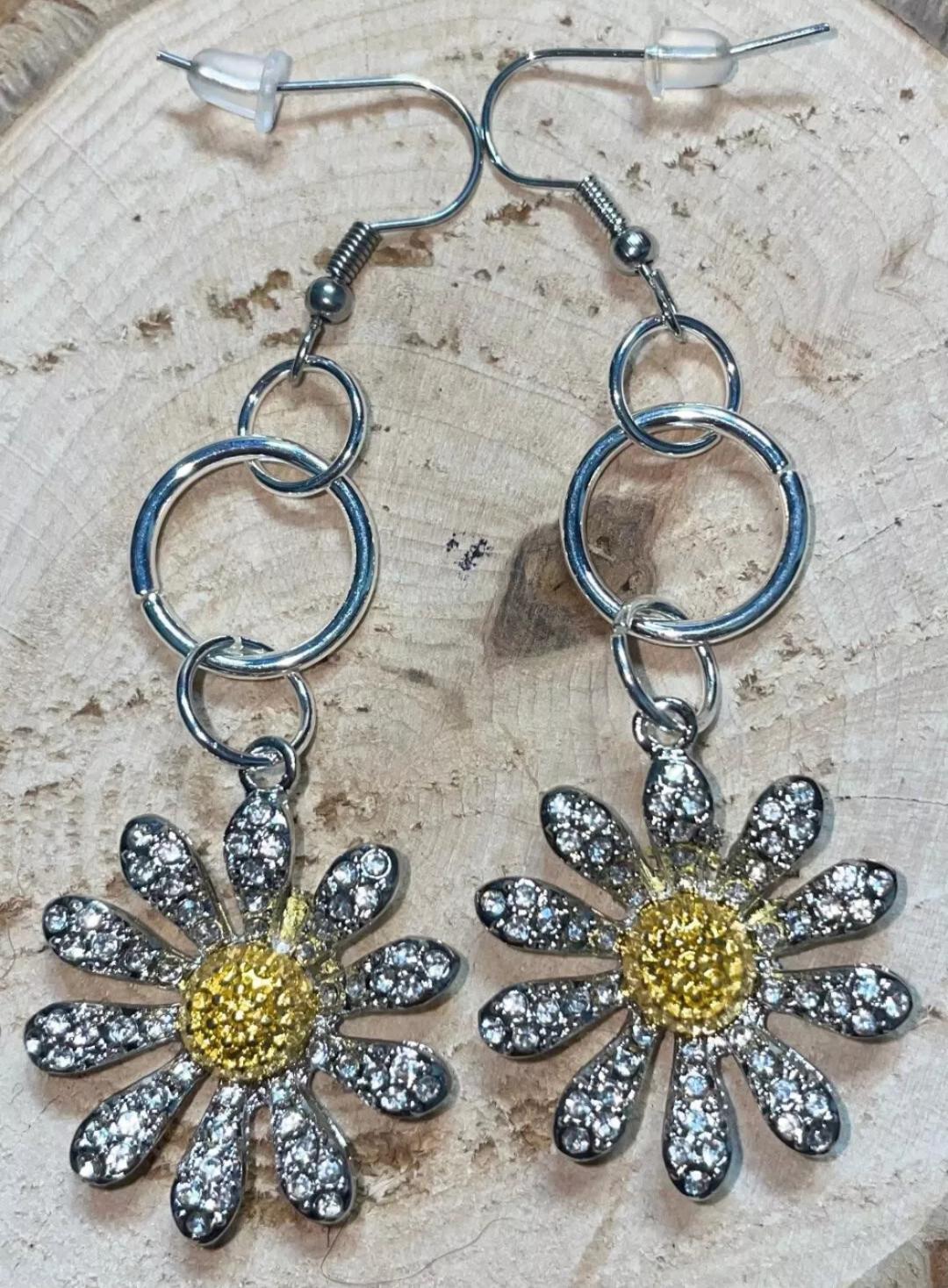 NEW Boho Hippie Sparkling Daisy Flower Silver Tone Dangle / Drop Earrings