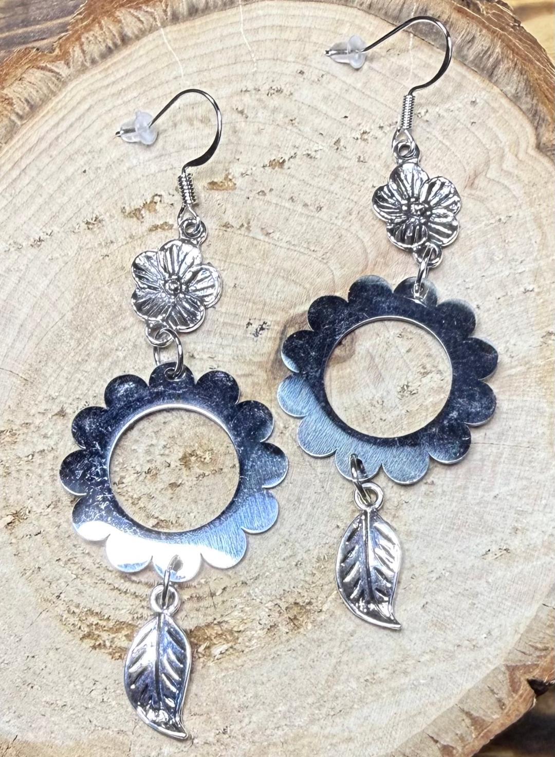 NEW Open Center Silver Scallop Edge Charm Earrings w/ Flowers & Leaves